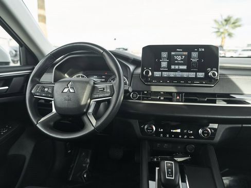 Used 2024 Mitsubishi Outlander SE image 37