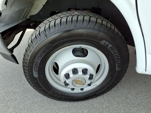 Used 2022 Chevrolet Express 3500 w/ Power Convenience Package image 9