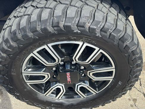 Used 2023 GMC Sierra 2500 AT4 w/ AT4 Preferred Package image 11