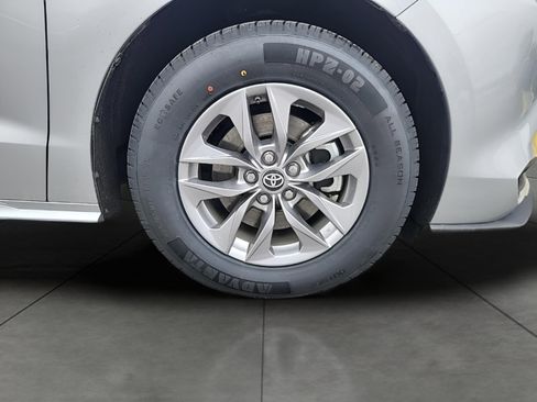 Used 2025 Toyota Sienna LE image 34