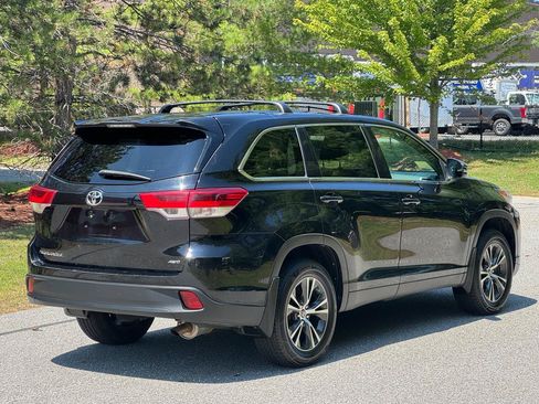 Used 2019 Toyota Highlander LE AWD/4WD image 6