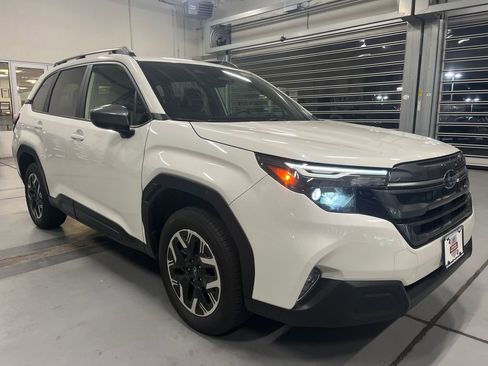 Used 2025 Subaru Forester Premium image 1