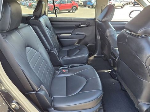 Used 2023 Toyota Highlander XLE image 18