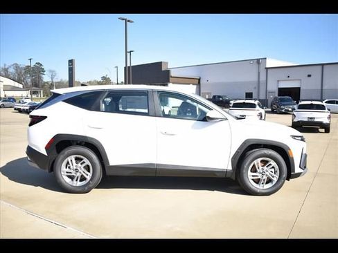Used 2025 Hyundai Tucson SE FWD image 2