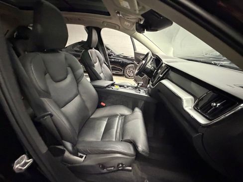 Used 2019 Volvo XC60 T5 Momentum w/ Multimedia Package AWD/4WD image 35
