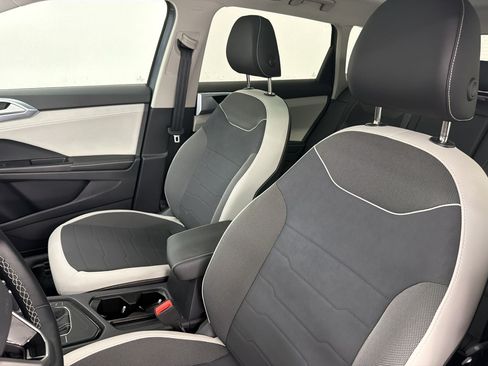 Used 2025 Volkswagen Taos SE w/ Panoramic Sunroof Package FWD image 21