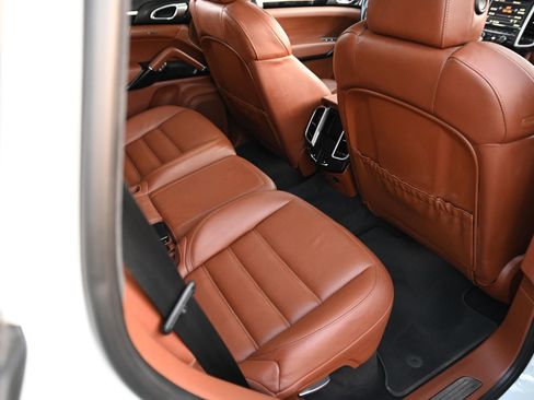 Used 2016 Porsche Cayenne Turbo image 17