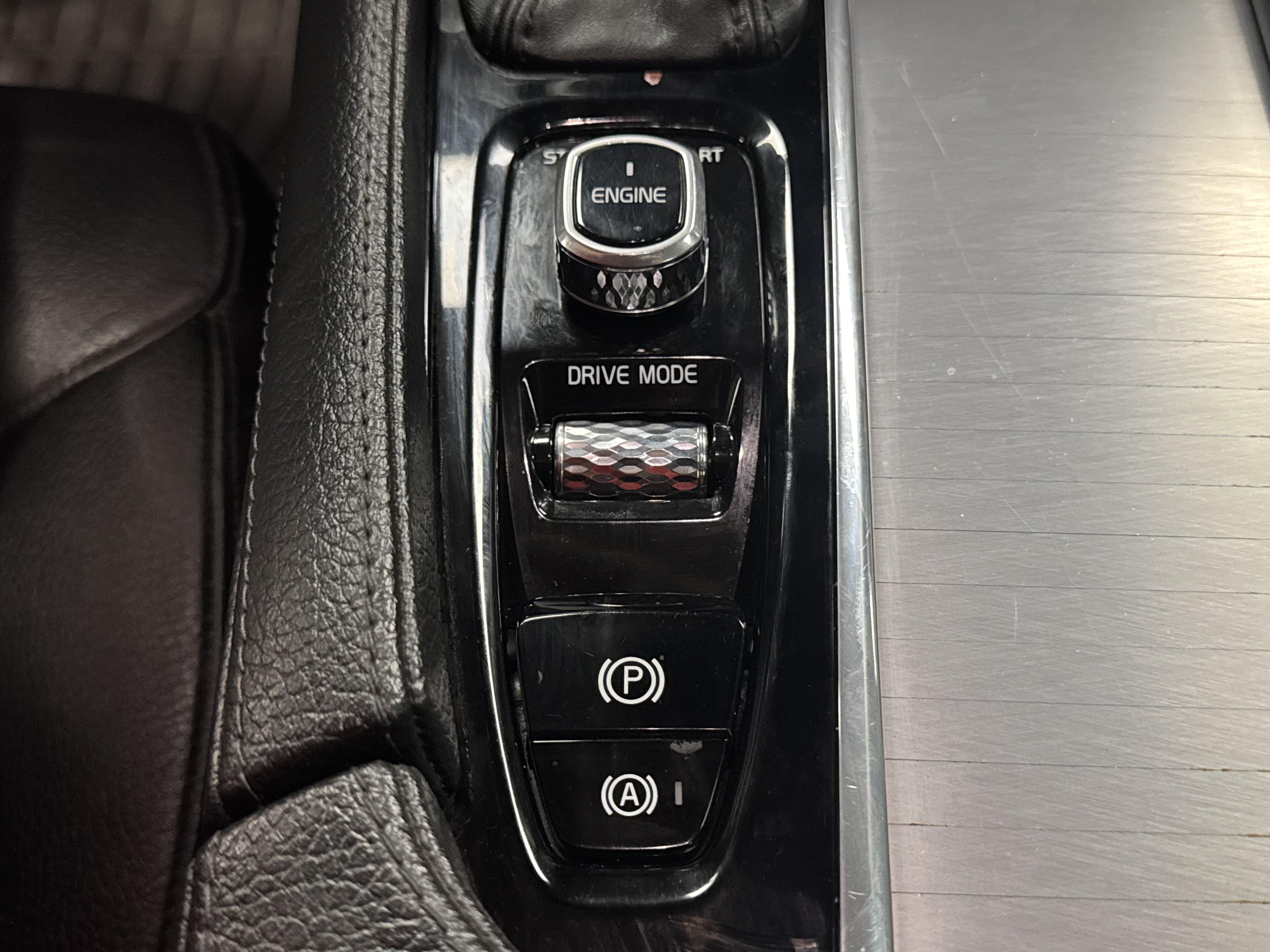 Used 2017 Volvo XC90 T6 Momentum w/ Vision Package AWD/4WD image 13