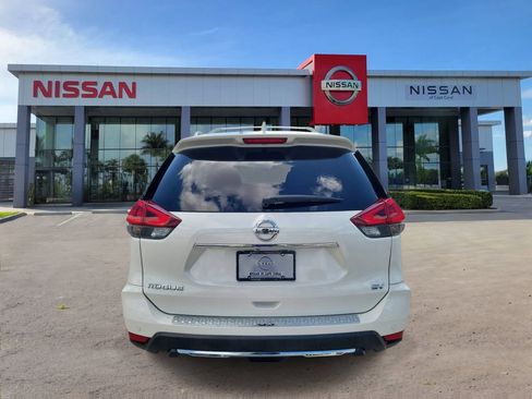 Used 2019 Nissan Rogue SV w/ Premium Package FWD image 5