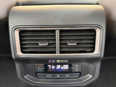 Used 2025 Volkswagen Atlas SE image 31