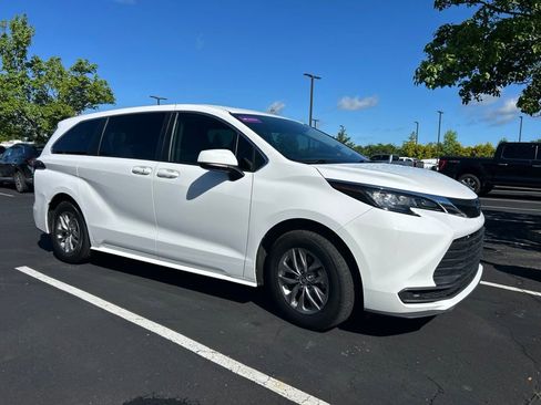 Used 2022 Toyota Sienna LE FWD image 2