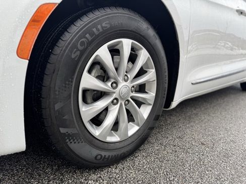 Used 2018 Chrysler Pacifica Touring-L image 2