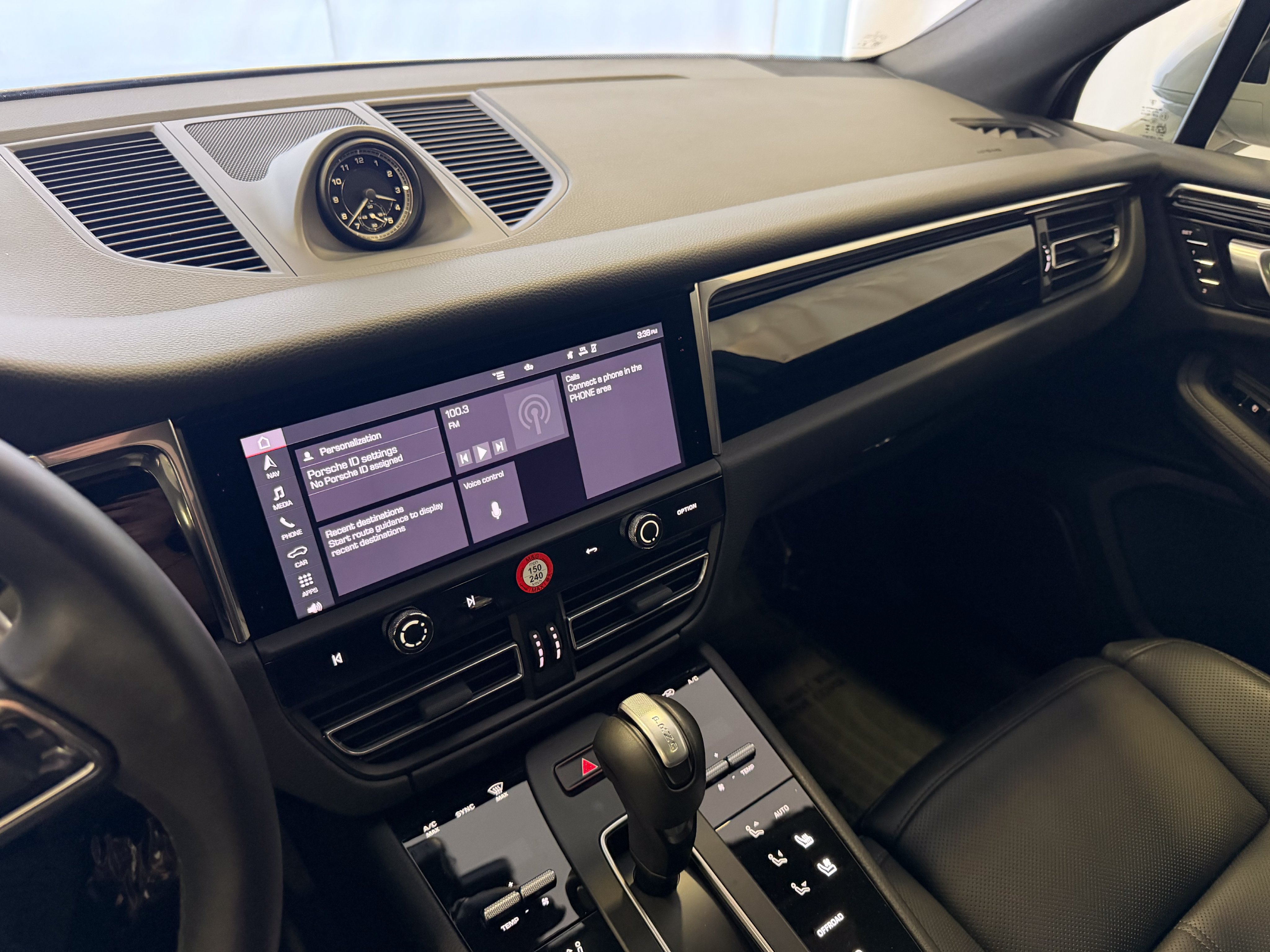 Certified 2026 Porsche Macan AWD/4WD image 18