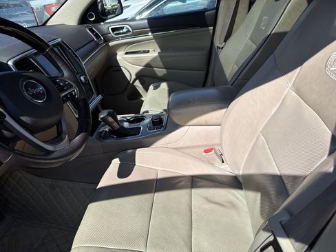 Used 2017 Jeep Grand Cherokee Overland w/ Jeep Active Safety Group image 11