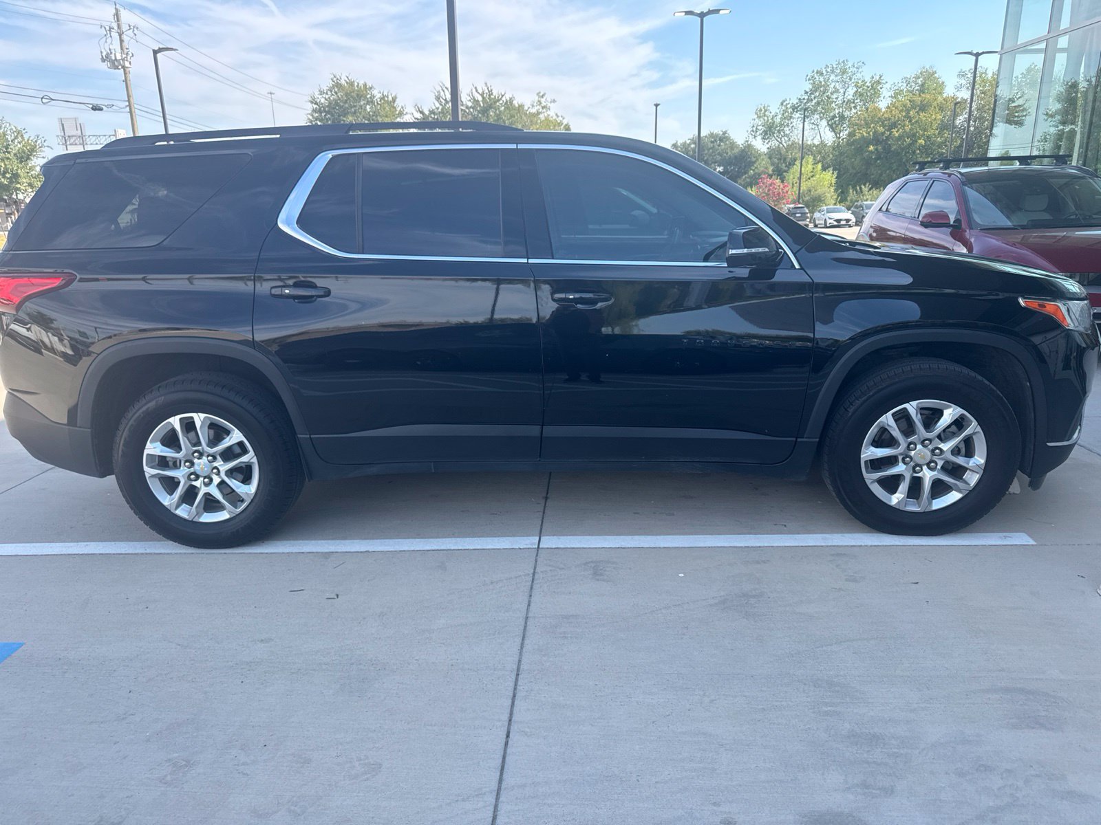 Used 2020 Chevrolet Traverse LT FWD image 3