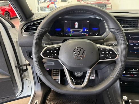 Used 2022 Volkswagen Tiguan SE R-Line FWD image 11