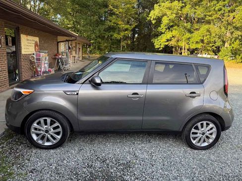 Used 2018 Kia Soul + image 2