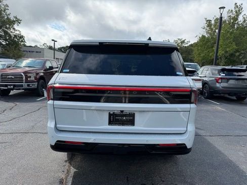 New 2025 Lincoln Navigator Reserve image 17