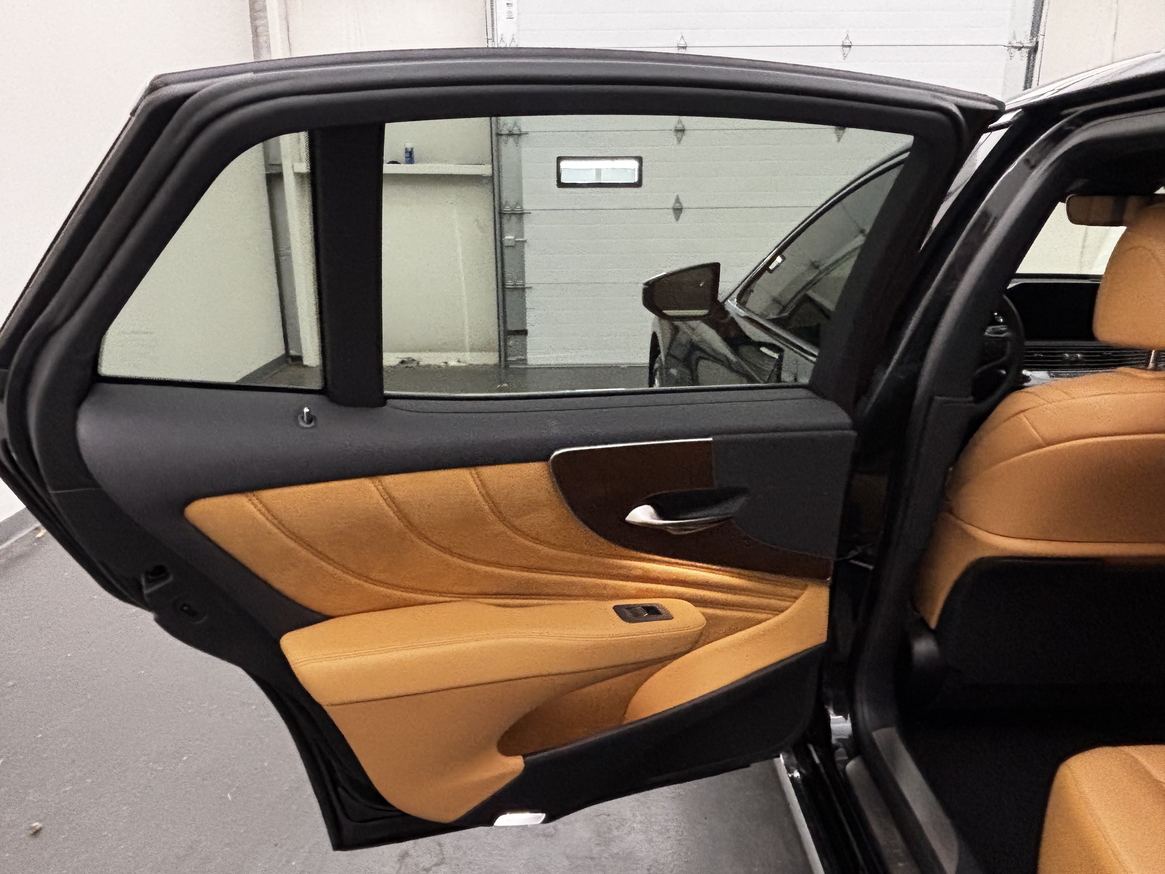 Used 2025 Lexus LS 500 w/ Accessory Package (Z1) RWD image 14