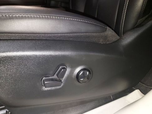 Used 2024 Chrysler Pacifica Touring-L image 18