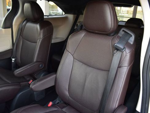 Used 2022 Toyota Sienna Platinum image 23