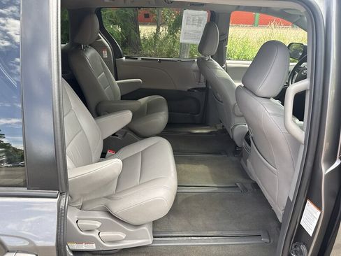 Used 2018 Toyota Sienna XLE w/ XLE Navigation Package AWD/4WD image 17
