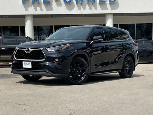 Used 2022 Toyota Highlander LE image 2