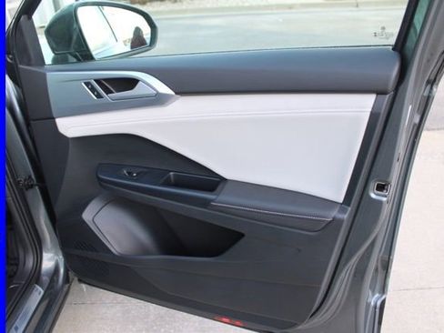 Used 2025 Volkswagen Taos SE w/ Panoramic Sunroof Package AWD/4WD image 21