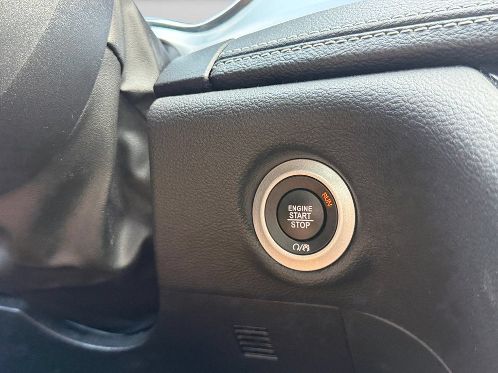 Certified 2025 Chrysler Pacifica Limited FWD image 18