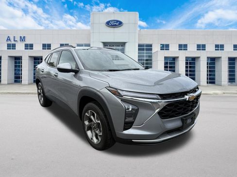 Used 2025 Chevrolet Trax LT w/ LT Convenience Package FWD image 3