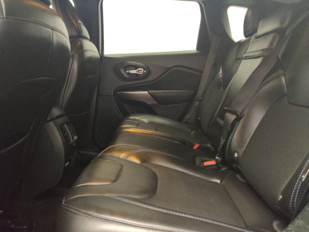 Used 2019 Jeep Cherokee Latitude Plus AWD/4WD image 18