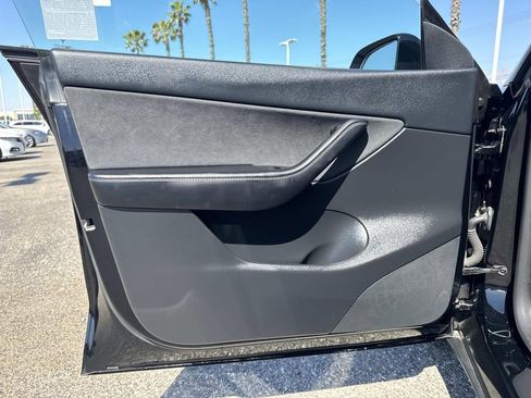 Used 2022 Tesla Model Y Long Range image 17