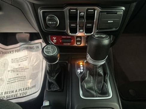 Used 2024 Jeep Wrangler Unlimited Rubicon image 30