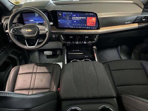 Used 2025 Chevrolet Suburban High Country image 13