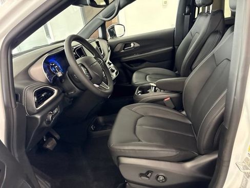 New 2027 Chrysler Pacifica Select AWD/4WD image 12