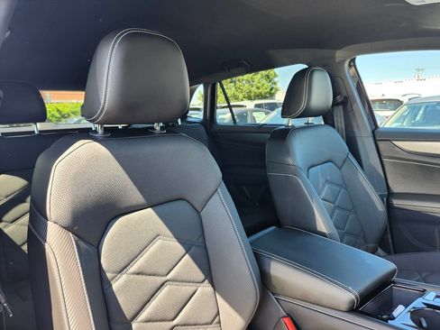 Certified 2024 Volkswagen Atlas Cross Sport SE AWD/4WD image 13