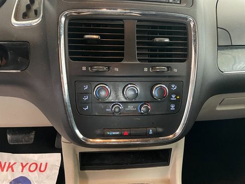 Used 2019 Dodge Grand Caravan SXT image 12