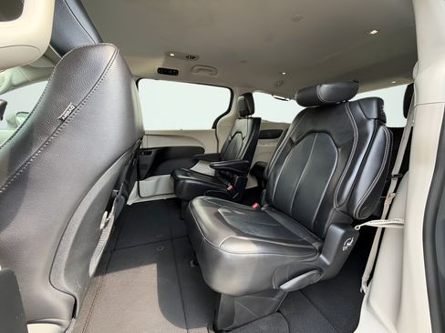 Used 2022 Chrysler Pacifica Touring-L FWD image 19