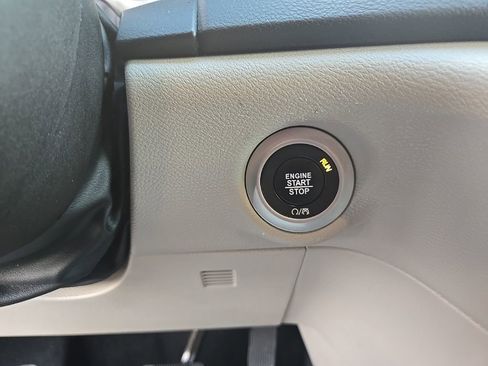 Used 2024 Chrysler Pacifica Touring-L FWD image 28