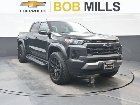 Used 2024 Chevrolet Colorado Trail Boss w/ Technology Package AWD/4WD image 1