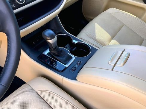 Used 2017 Toyota Highlander Limited image 15