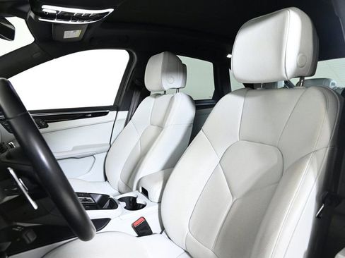 Certified 2024 Porsche Macan image 5