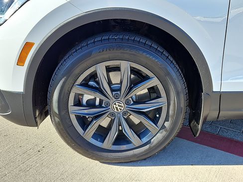 Certified 2024 Volkswagen Tiguan SE image 5