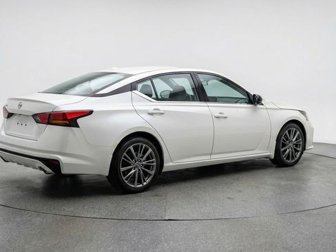 Used 2025 Nissan Altima 2.5 SV image 9