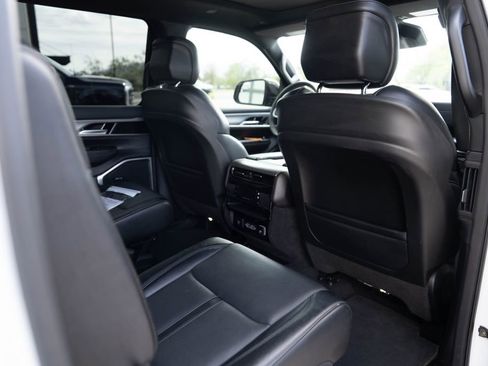Used 2024 Jeep Wagoneer Series II AWD/4WD image 12