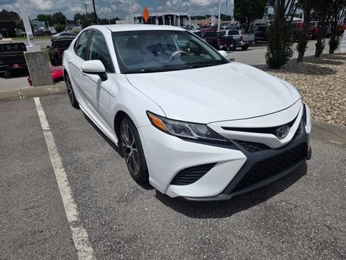 Used 2019 Toyota Camry SE FWD image 1