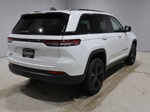 Certified 2023 Jeep Grand Cherokee Altitude image 3