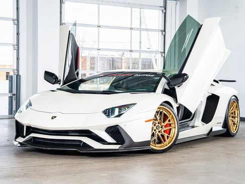 Used 2017 Lamborghini Aventador S image 2