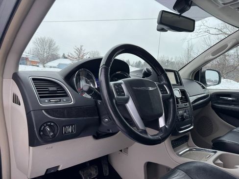 Used 2013 Chrysler Town & Country Limited image 14