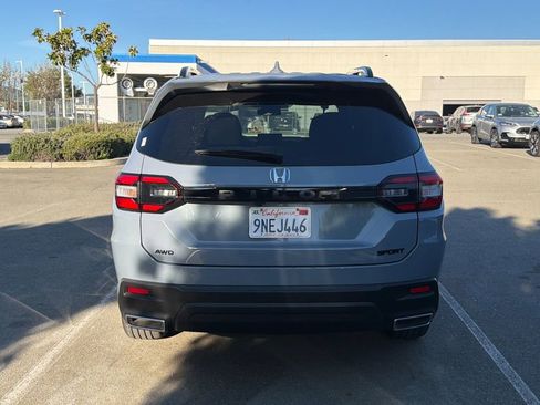 Used 2025 Honda Pilot Sport image 6